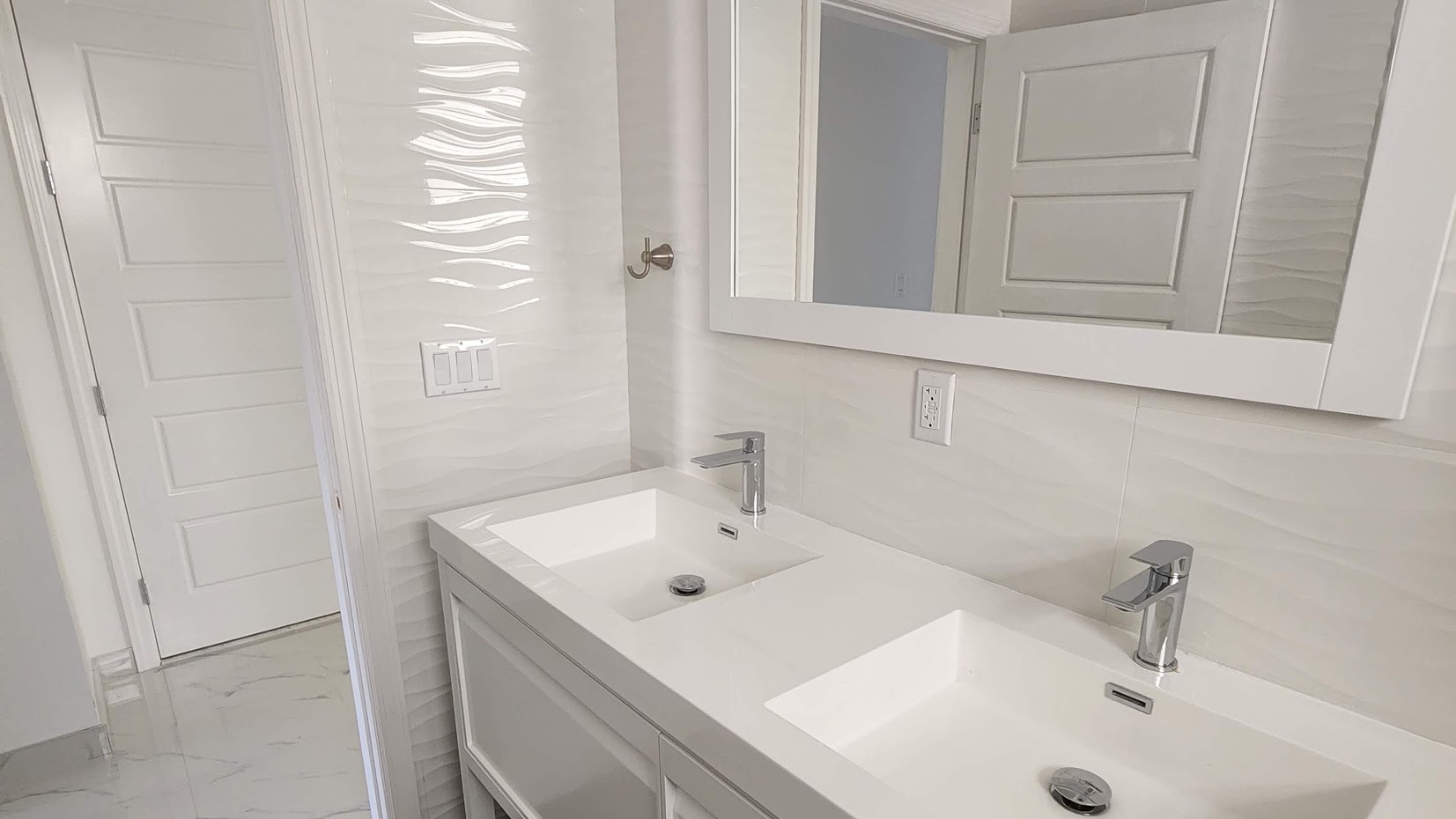 A Williamsburg Deep Cleaning and Maid Service will have your bathroom this clean.